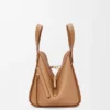 Mala Hammock Compact em pele de bezerro com grão suave Mala Hammock Compact em pele de bezerro com grão suave