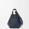 Mala Hammock Compact em pele de bezerro com grão suave Mala Hammock Compact em pele de bezerro com grão suave
