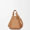 Mala Hammock Compact em pele de bezerro com grão suave Mala Hammock Compact em pele de bezerro com grão suave