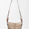 Mala Hammock Compact em pele de bezerro com grão suave Mala Hammock Compact em pele de bezerro com grão suave