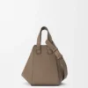 Mala Hammock Compact em pele de bezerro com grão suave Mala Hammock Compact em pele de bezerro com grão suave