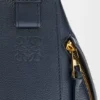 Mala Hammock Compact em pele de bezerro com grão suave Mala Hammock Compact em pele de bezerro com grão suave
