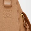 Mala Hammock Compact em pele de bezerro com grão suave Mala Hammock Compact em pele de bezerro com grão suave