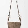 Mala Hammock Compact em pele de bezerro com grão suave Mala Hammock Compact em pele de bezerro com grão suave