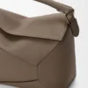 Mala Puzzle Edge de tamanho médio em pele de bezerro com grão suave Mala Puzzle Edge de tamanho médio em pele de bezerro com grão suave