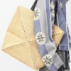 Mala Puzzle Fold XL em ráfia Mala Puzzle Fold XL em ráfia