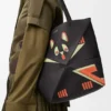 Mala Tote Média «Futurist Cat» com Puzzle Fold em pele de bezerro napa Mala Tote Média «Futurist Cat» com Puzzle Fold em pele de bezerro napa