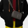 Mini bolsa a tiracolo para câmara em pele de bezerro acetinada Mini bolsa a tiracolo para câmara em pele de bezerro acetinada