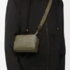 Mini bolsa a tiracolo para câmara em pele de bezerro acetinada Mini bolsa a tiracolo para câmara em pele de bezerro acetinada
