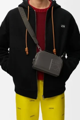 Mini bolsa a tiracolo para câmara em pele de bezerro acetinada