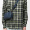 Mini bolsa a tiracolo para câmara em pele de bezerro acetinada Mini bolsa a tiracolo para câmara em pele de bezerro acetinada