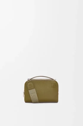 Mini bolsa de câmera a tiracolo em pele de bezerro com grão suave