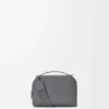 Mini bolsa de câmera a tiracolo em pele de bezerro com grão suave Mini bolsa de câmera a tiracolo em pele de bezerro com grão suave