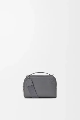 Mini bolsa de câmera a tiracolo em pele de bezerro com grão suave