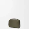 Mini bolsa de câmera a tiracolo em pele de bezerro com grão suave Mini bolsa de câmera a tiracolo em pele de bezerro com grão suave