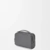 Mini bolsa de câmera a tiracolo em pele de bezerro com grão suave Mini bolsa de câmera a tiracolo em pele de bezerro com grão suave