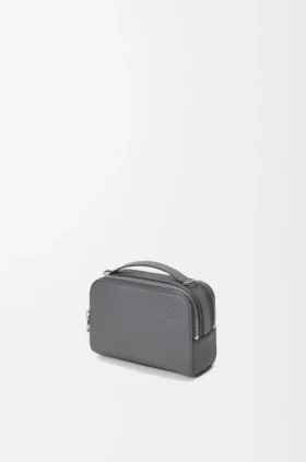 Mini bolsa de câmera a tiracolo em pele de bezerro com grão suave