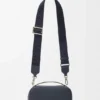Mini bolsa de câmera a tiracolo em pele de bezerro com grão suave Mini bolsa de câmera a tiracolo em pele de bezerro com grão suave