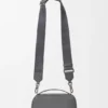 Mini bolsa de câmera a tiracolo em pele de bezerro com grão suave Mini bolsa de câmera a tiracolo em pele de bezerro com grão suave