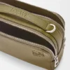 Mini bolsa de câmera a tiracolo em pele de bezerro com grão suave Mini bolsa de câmera a tiracolo em pele de bezerro com grão suave