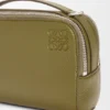 Mini bolsa de câmera a tiracolo em pele de bezerro com grão suave Mini bolsa de câmera a tiracolo em pele de bezerro com grão suave