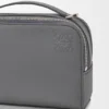 Mini bolsa de câmera a tiracolo em pele de bezerro com grão suave Mini bolsa de câmera a tiracolo em pele de bezerro com grão suave