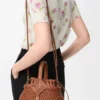 Mini-bolsa redonda tipo cesto «Diamond» em pele de bezerro Mini-bolsa redonda tipo cesto «Diamond» em pele de bezerro