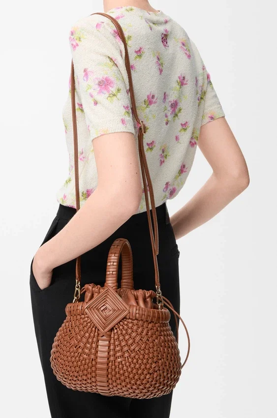 Mini-bolsa redonda tipo cesto «Diamond» em pele de bezerro Mini-bolsa redonda tipo cesto «Diamond» em pele de bezerro