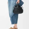 Mini-bolsa redonda tipo cesto «Diamond» em pele de bezerro Mini-bolsa redonda tipo cesto «Diamond» em pele de bezerro