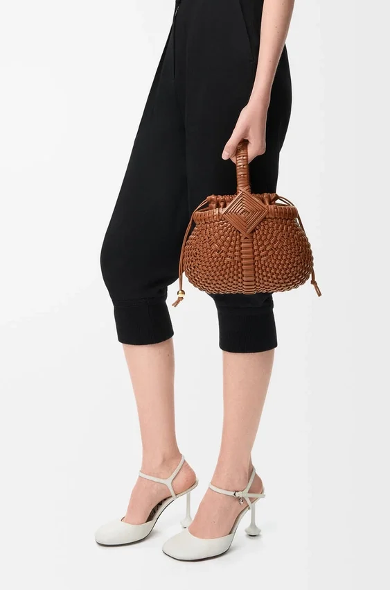 Mini-bolsa redonda tipo cesto «Diamond» em pele de bezerro Mini-bolsa redonda tipo cesto «Diamond» em pele de bezerro