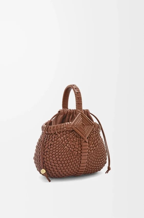 Mini-bolsa redonda tipo cesto «Diamond» em pele de bezerro Mini-bolsa redonda tipo cesto «Diamond» em pele de bezerro
