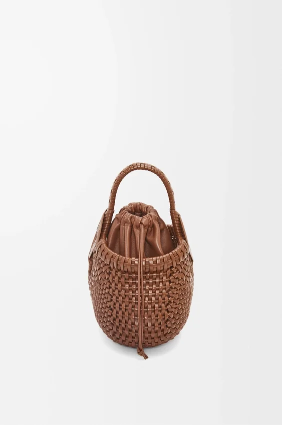 Mini-bolsa redonda tipo cesto «Diamond» em pele de bezerro Mini-bolsa redonda tipo cesto «Diamond» em pele de bezerro