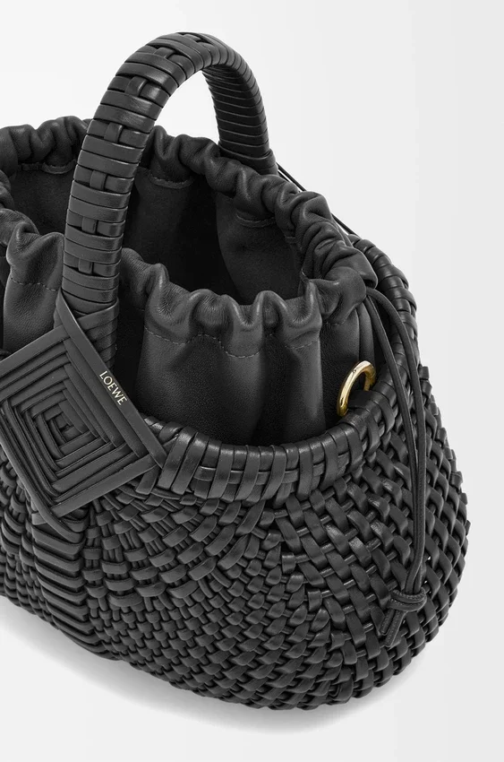 Mini-bolsa redonda tipo cesto «Diamond» em pele de bezerro Mini-bolsa redonda tipo cesto «Diamond» em pele de bezerro