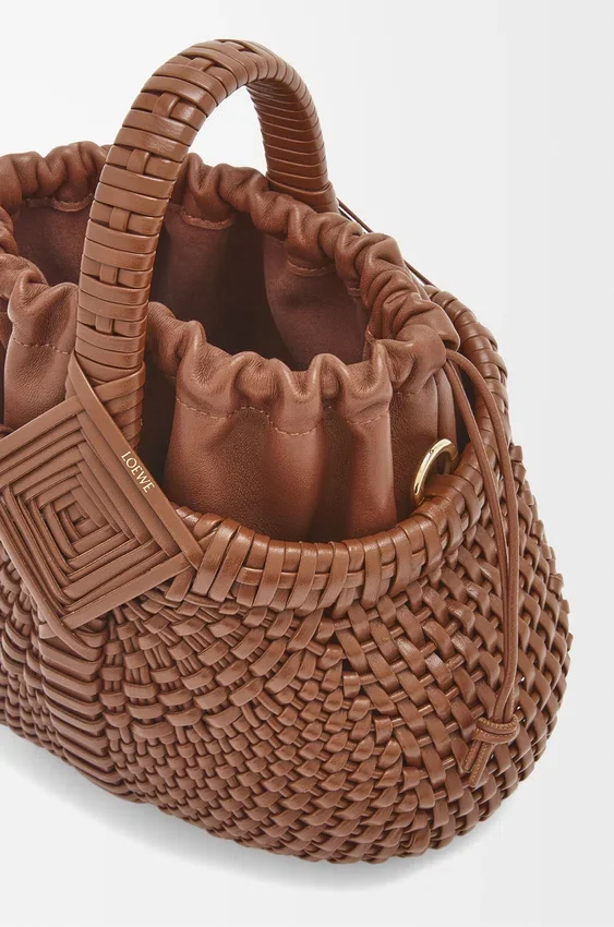 Mini-bolsa redonda tipo cesto «Diamond» em pele de bezerro Mini-bolsa redonda tipo cesto «Diamond» em pele de bezerro