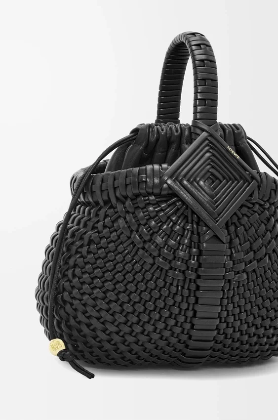 Mini-bolsa redonda tipo cesto «Diamond» em pele de bezerro Mini-bolsa redonda tipo cesto «Diamond» em pele de bezerro