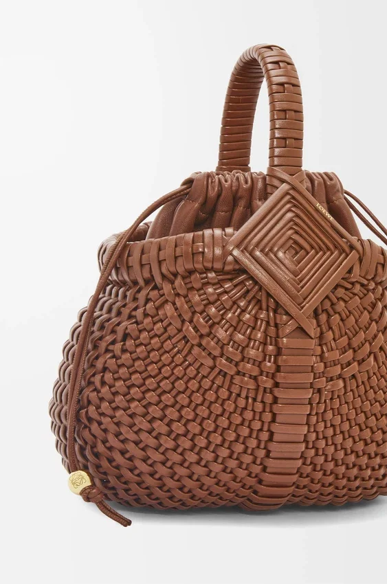 Mini-bolsa redonda tipo cesto «Diamond» em pele de bezerro Mini-bolsa redonda tipo cesto «Diamond» em pele de bezerro