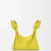 Mini-bolsa tipo lenço em pele de bezerro lisa Mini-bolsa tipo lenço em pele de bezerro lisa