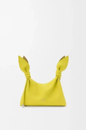 Mini-bolsa tipo lenço em pele de bezerro lisa
