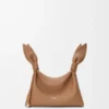 Mini-bolsa tipo lenço em pele de bezerro lisa Mini-bolsa tipo lenço em pele de bezerro lisa