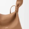 Mini-bolsa tipo lenço em pele de bezerro lisa Mini-bolsa tipo lenço em pele de bezerro lisa