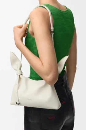 Mini-bolsa tipo lenço em pele de bezerro lisa