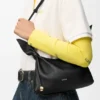 Mini-bolsa tipo lenço em pele de bezerro lisa Mini-bolsa tipo lenço em pele de bezerro lisa