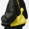 Mini-bolsa tipo lenço em pele de bezerro lisa Mini-bolsa tipo lenço em pele de bezerro lisa