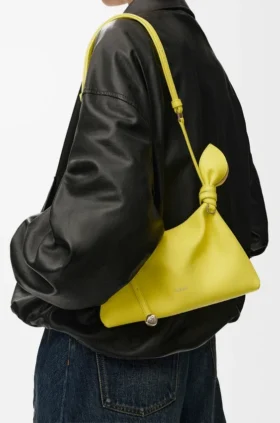 Mini-bolsa tipo lenço em pele de bezerro lisa