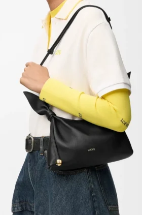 Mini-bolsa tipo lenço em pele de bezerro lisa