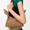 Mini-bolsa tipo lenço em pele de bezerro lisa Mini-bolsa tipo lenço em pele de bezerro lisa