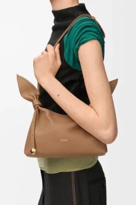 Mini-bolsa tipo lenço em pele de bezerro lisa