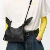 Mini-bolsa tipo lenço em pele de bezerro lisa Mini-bolsa tipo lenço em pele de bezerro lisa