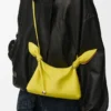 Mini-bolsa tipo lenço em pele de bezerro lisa Mini-bolsa tipo lenço em pele de bezerro lisa