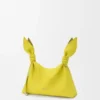 Mini-bolsa tipo lenço em pele de bezerro lisa Mini-bolsa tipo lenço em pele de bezerro lisa